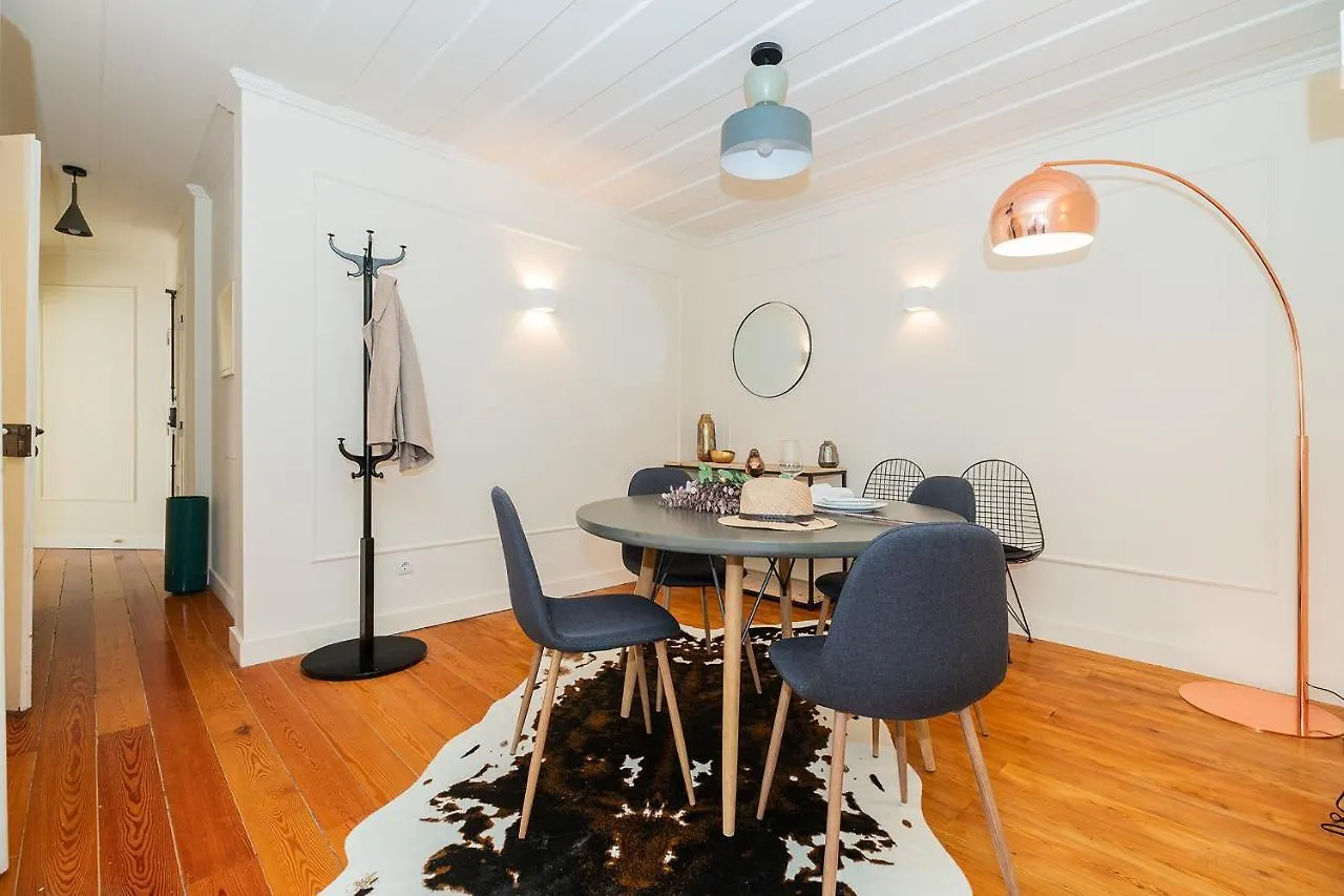 Stunning & Modern 2 Bedroom Apartment In Chiado Lisbon